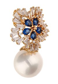 Orecchino in tono oro con design floreale con pietre preziose blu e trasparenti, una goccia di perla e forme e texture intricate nell'insieme.