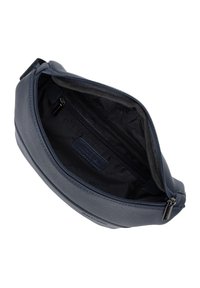 Borsa in pelle blu navy con una superficie liscia; presenta una chiusura con zip e una tasca interna; etichetta del marchio visibile all'interno.
