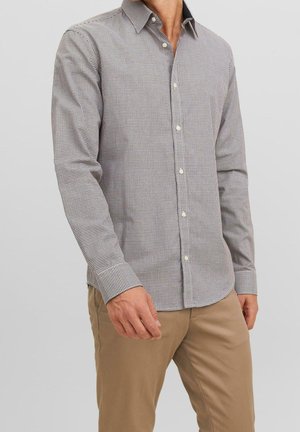 Heren overhemd met lange mouwen in een klein ruitpatroon, voornamelijk wit en marineblauw, met een button-down kraag en standaard manchetten. Katoenen stof.