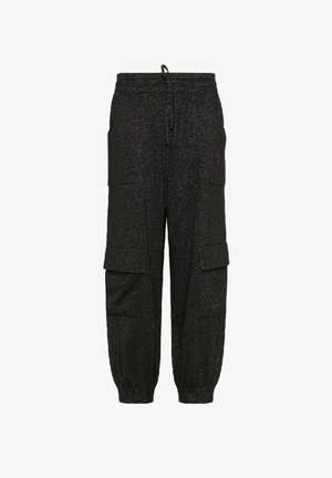 Pantaloni cargo neri in un tessuto glitterato con vita regolabile tramite cordoncino, polsini elasticizzati e molteplici tasche laterali. La superficie testurizzata aggiunge dettaglio.