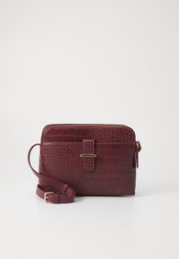 Burgundy nahkainen olkalaukku, jossa on krokotiilinkuosiset yksityiskohdat, kultaiset metalliosat, vetoketjukiinnitys ja irrotettava hihna. Sujuva pinta ja jämäkkä muotoilu.