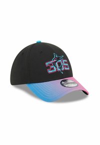 Casquette de baseball noire avec une visière dégradée rose et bleue, logo Miami 305 featuring un marlin brodé à l'avant.