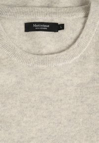 Svijetlosiva kašmirna puloverica s okruglim izrezom, meke teksture, a na unutrašnjoj strani izreza nalazi se oznaka s natpisom "Martinique, 100% kašmir, L".