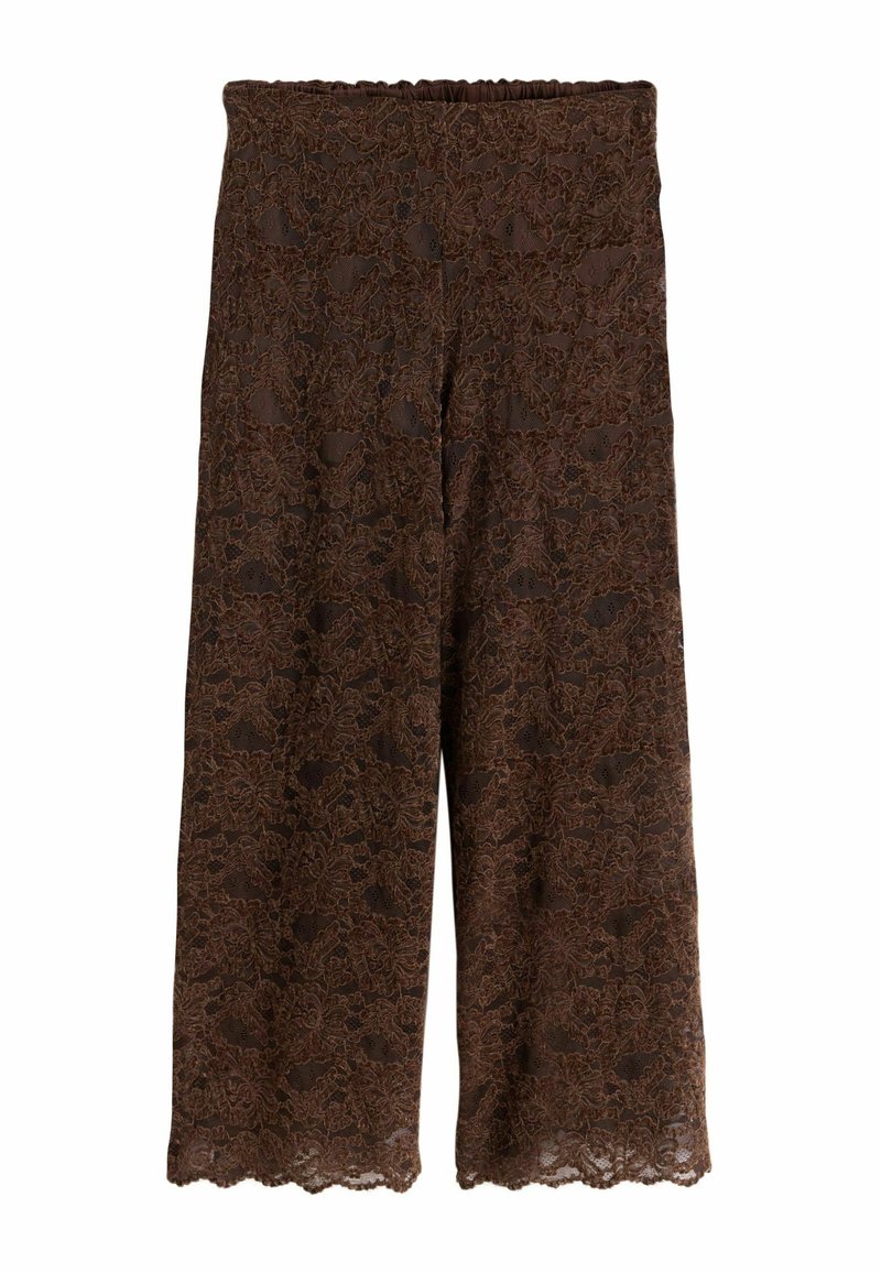 Pantalon large marron en dentelle florale avec taille élastique et ourlet festonné.