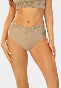 Bikini dolne w wysokim stanie w jasnym beżu, z marszczonym teksturą z przodu oraz gładkim, miękkim materiałem dla komfortu i pełnego zakrycia.