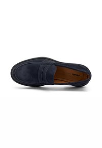 Mocasines de ante azul marino con una textura suave, una costura elevada en la puntera y una correa decorativa en la parte superior. Plantilla marrón visible en el interior.