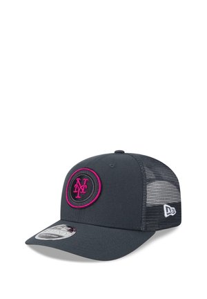 Dunkelgraue Baseballkappe mit pinkem, gesticktem "NY"-Logo auf der Vorderseite und Netzrückseite, mit gebogenem Schirm und New Era Emblem an der Seite.