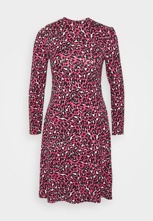 Långärmad klänning i rosa med svart och vit leopardmönster, figurnära silhuett, rund halsringning, mjukt tyg och knälång fåll.