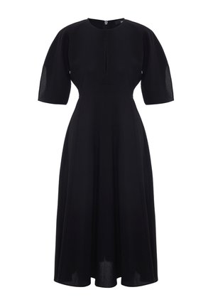 Robe noire avec des manches bouffantes courtes, un col rond et une fermeture éclair dans le dos. Fabriquée en tissu lisse, la jupe s'évase doucement à partir de la taille.