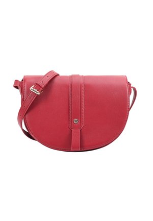 Sac bandoulière en cuir rouge avec rabat incurvé, sangle réglable et sangle verticale avec fermeture à bouton-pression à l'avant.