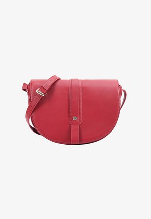 Rode leren crossbodytas met gebogen klep, verstelbare band en verticale band met drukknoopsluiting aan de voorkant.