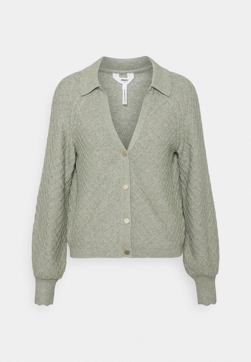 Lys grøn strikket cardigan med et diamantmønster, knaplukning, krave og ribbede manchetter. Blød tekstur og let cropped design.