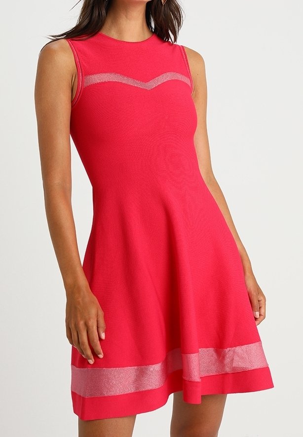 Robe rouge sans manches avec des rayures horizontales transparentes au-dessus de la poitrine et près de l'ourlet, cintrée à la taille et évasée à la jupe.