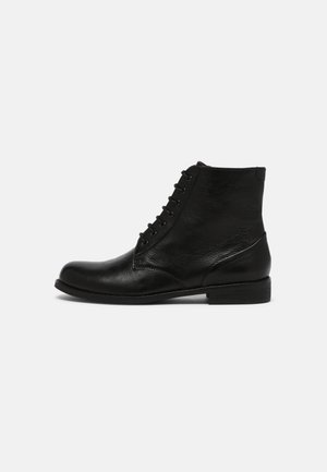 Schwarze Lederstiefelette mit Schnürdesign, runder Zehenform und niedrigem Blockabsatz. Verfügt über eine strukturierte Oberfläche und minimalistischen Stil.