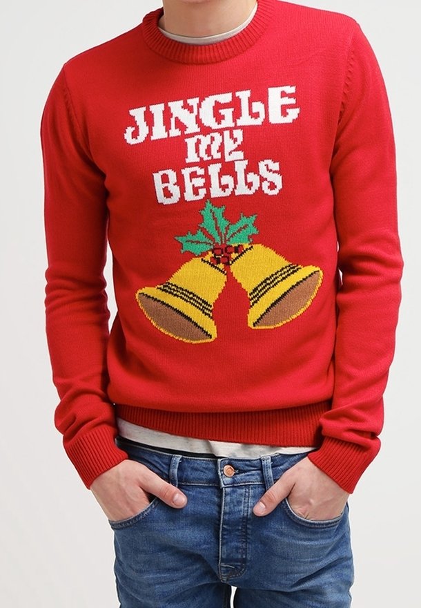 Pull en maille rouge avec le texte « JINGLE my BELLS », orné d'un graphique de cloches dorées et de feuilles de houx vertes. Poignets et ourlet côtelés, coupe décontractée.