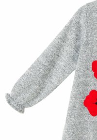 Sivkasta pletena jopica z dolgimi nabranimi rokavi in rdečimi cvetličnimi aplikacijami. Bombažna mešanica nudi mehko teksturo.