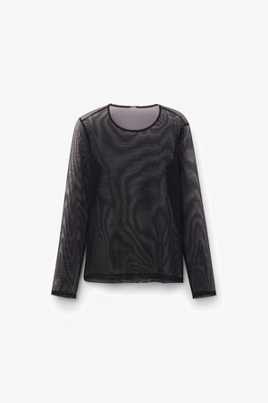 Top negro de malla transparente de manga larga con escote redondo y dobladillo sencillo, presentado sobre un fondo blanco.