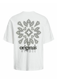 T-shirt bianco oversize con un design grafico decorativo in bianco e nero sul retro, con il testo "originals STUDIO" in basso.