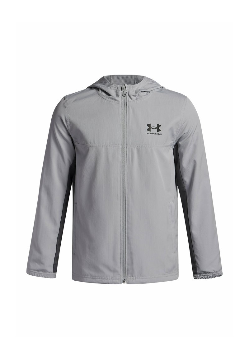 Lichtgrijze windbreaker jas gemaakt van glad nylon stof, met een rits aan de voorkant, een capuchon en een zwart logo op de borst, voorzien van donkere zijaccenten.