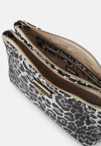 GUESS BORSA A tracolla Laryn Large Hobo Double Zip Fuchsia EUR 125,00 - IT