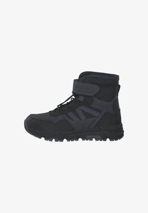 Schwarze hochgeschnittene Wanderschuhe mit synthetischem Obermaterial, strukturiertem Finish, Riemenverschluss und Gummisohle, die drei seitliche Streifen in Dunkelblau aufweist.