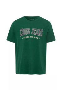 Zielona bawełniana koszulka z krótkim rękawem, z okrągłym dekoltem i nadrukowanym z przodu tekstem "CROSS JEANS DENIM FOR LIFE" w białym i purpurowym kolorze.
