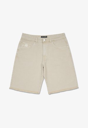 Shorts en denim beige avec un ourlet effiloché, cinq poches et une fermeture à bouton. Présente le logo "PGDR" sur la poche avant. Coupe droite classique.