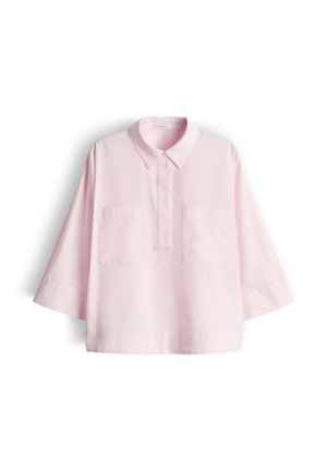 Hellrosa übergroßes Hemd mit dreiviertel Ärmeln, zwei Fronttaschen, Knopfleiste und klassischem Kragen auf weißem Hintergrund.