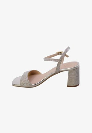 Silberne Glitzer-Blockabsatz-Sandale mit Knöchelriemen und Schnallenverschluss, offenem Zehendesign und gepolsterter Innensohle.
