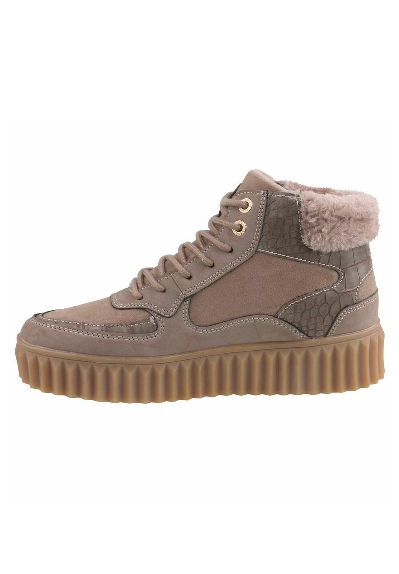 Sneaker alte marroni realizzate in suede e pelle sintetica, con un pannello laterale texturizzato, fodera morbida e suola in gomma rigata.