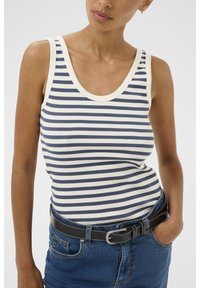Canotta a righe in blu navy e crema, con texture a coste, scollatura a barchetta, abbinata a pantaloni shorts in denim a vita alta e una cintura nera.