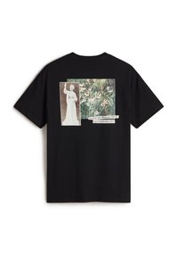 Sort bomulds T-shirt med løs pasform, der har et grafisk collage af en statue og blomster på ryggen sammen med tekst.