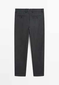 Pantalon gris à texture lisse, avec deux poches arrière à boutons et des passants pour ceinture. Design simple à jambes droites, sans ornements.