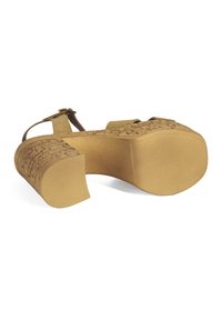 Platformsandalen met kurken zool in tan, met een gestructureerde bovenkant en een chunky hak met een rubberen onderkant voor grip. Inclusief verstelbare band.