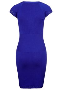 Přiléhavé pletené šaty královské modré barvy s krátkými rukávy. Mají texturované detaily na ramenou a přiléhavý pas, délka ke kolenům.