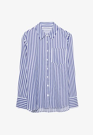 Camicia a maniche lunghe a righe verticali blu e bianche con colletto a punta e taschino, posata su uno sfondo bianco.
