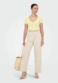 ONLY ONLBETTY - T-shirt con stampa - double cream