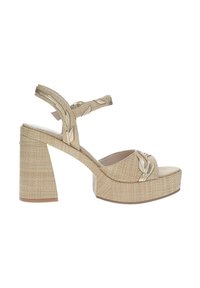 Sandalo platform beige con tacco a blocco spesso, texture intrecciata, cinturino alla caviglia regolabile e dettagli metallici a forma di foglia sulla tomaia.