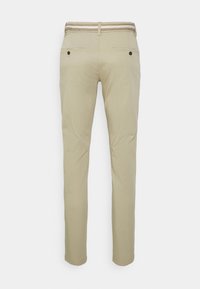 Beiga chinos med flätat bälte, slim fit, bakfickor med knappstängning och en slät tygstruktur.