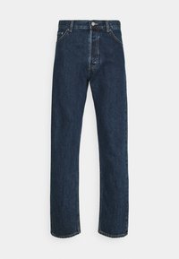 Jeans de mezclilla azul oscuro con un diseño de pierna recta, que cuentan con un cierre de botón y cremallera, cinco bolsillos y detalles de costura en contraste.
