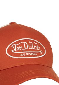 Casquette de baseball orange avec un logo "Von Dutch" brodé et le texte "CALIFORNIA" en blanc. Design structuré avec une visière courbée et un tissu texturé.