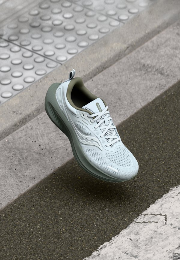 SURGE  - Road running shoes