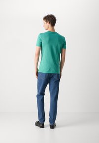 Calvin Klein Jeans OUTLINE MONOLOGO TEE - T-shirts print - bahama green