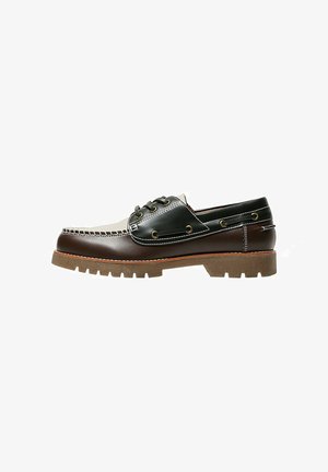 Braune und grüne Lederbootsschuhe mit einem weißen gestickten Design, runden Schnürsenkeln und einer strukturierten Gummisohle. Robuste Bauweise mit Metallösen.