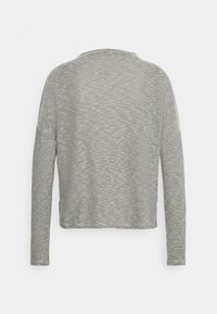Chemise gris clair à manches longues avec fines rayures horizontales noires, vue de dos sur fond blanc uni.