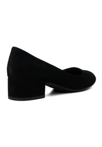 Escarpins noirs en suède à petit talon avec un bout rond et une texture lisse. La chaussure a un talon bloc modeste et un design minimaliste.