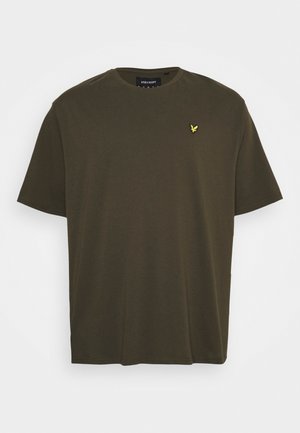 Camiseta de algodón de color verde oliva oscuro con cuello redondo, mangas cortas y un pequeño logo bordado amarillo en el lado izquierdo del pecho.