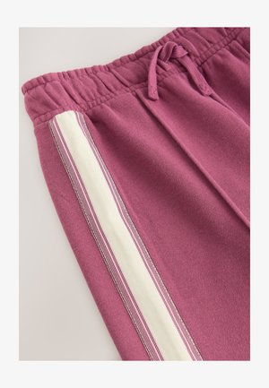 Violetas sporta bikses ar elastīgu jostasvietu, baltām sānu svītrām un mīkstu tekstūru. Jostasvietā auklas detaļa.