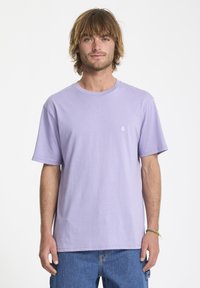Lavendel T-shirt med korte ærmer i en afslappet pasform, lavet af blødt bomuldsstof, med et lille hvidt logo på brystet.
