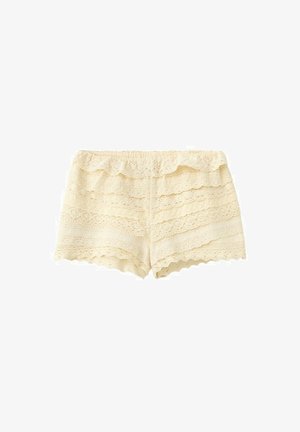 Shorts in pizzo color crema con bordi smerlati e vita elasticizzata arricciata, caratterizzati da motivi di pizzo floreale a strati.
